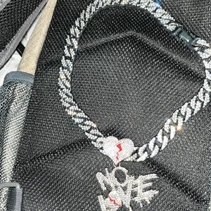 I’m am selling  jewelry a no love chain